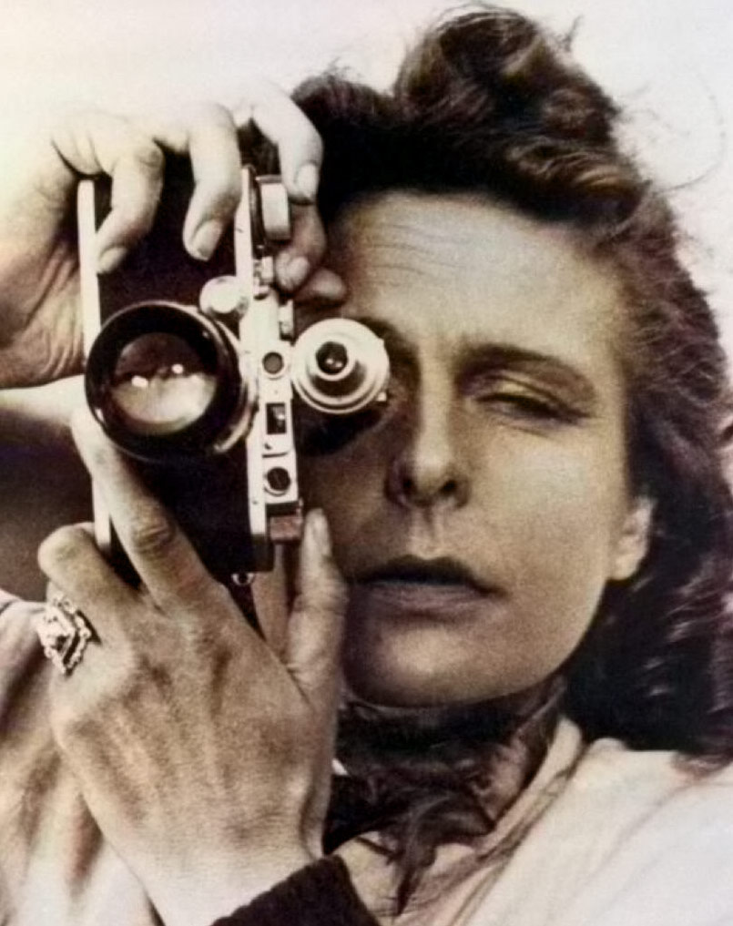 Wir freuen uns über die Drehbuchförderung für den von uns geplanten Kinospielfilm über das Leben von Leni Riefenstahl!

Es gibt noch keinen Spielfilm über Leni Riefenstahl, die unbestritten eine bedeutende Pionierin der Filmgeschichte ...